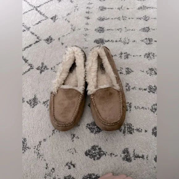UGG moccasins - Picture 2 of 4